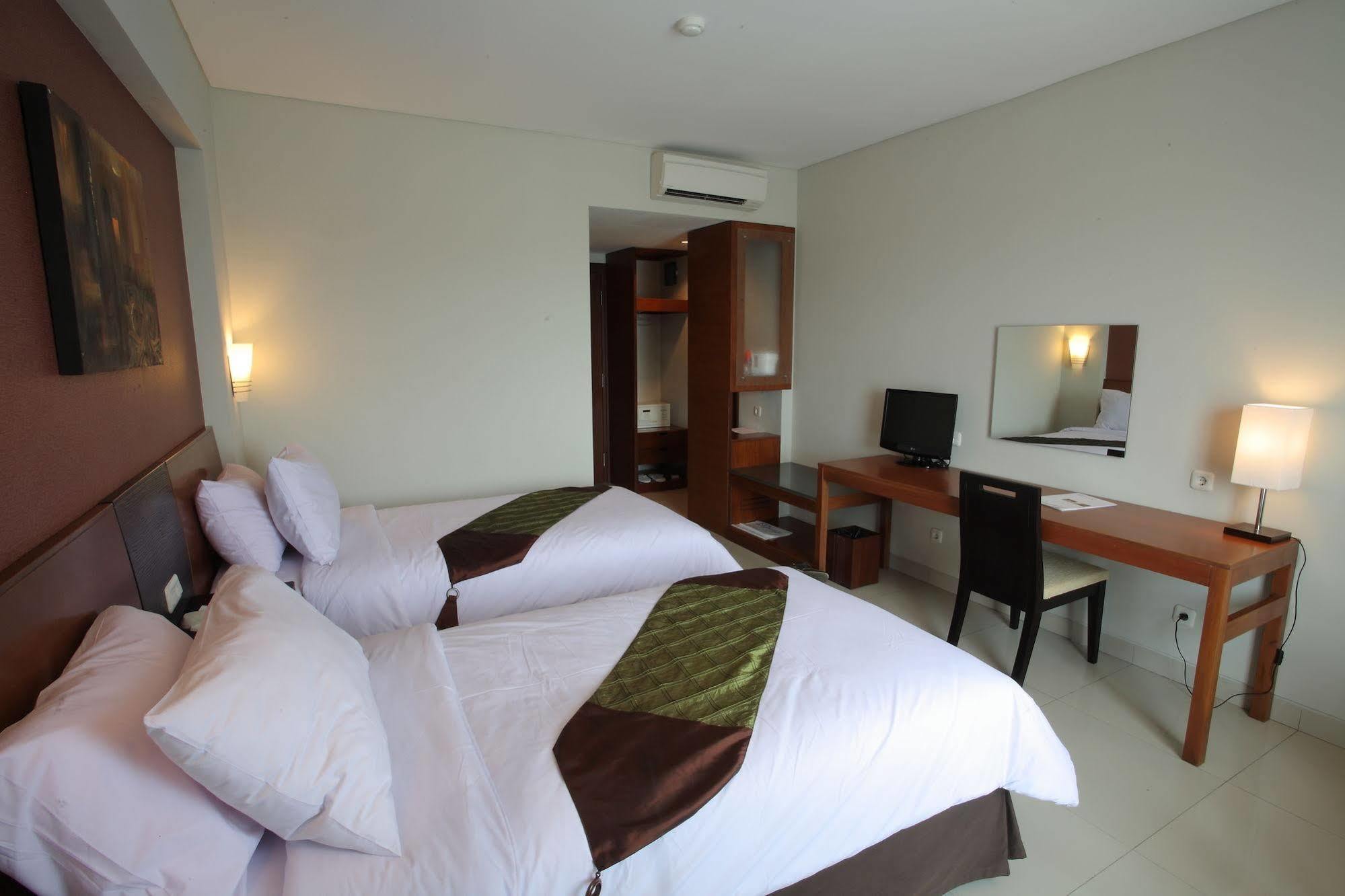 Aston Tanjung City Hotel Экстерьер фото